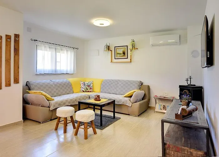 House Sandi Nyaraló *